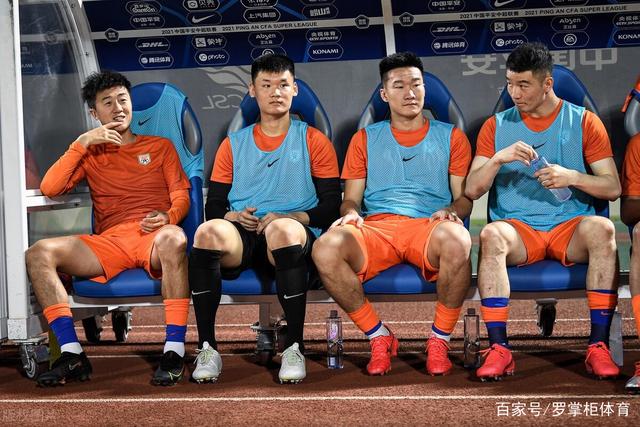 费迪南德与特维斯重聚，搞笑尝试夺回冠军奖牌
